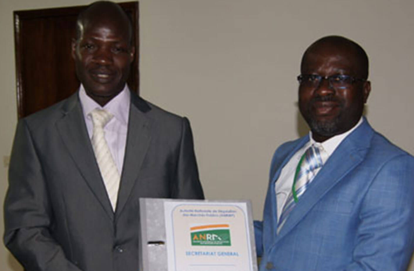Passation de charge à l’ANRMP entre le Secrétaire Général sortant et le Secrétaire Général par intérim – 15 juin 2012
