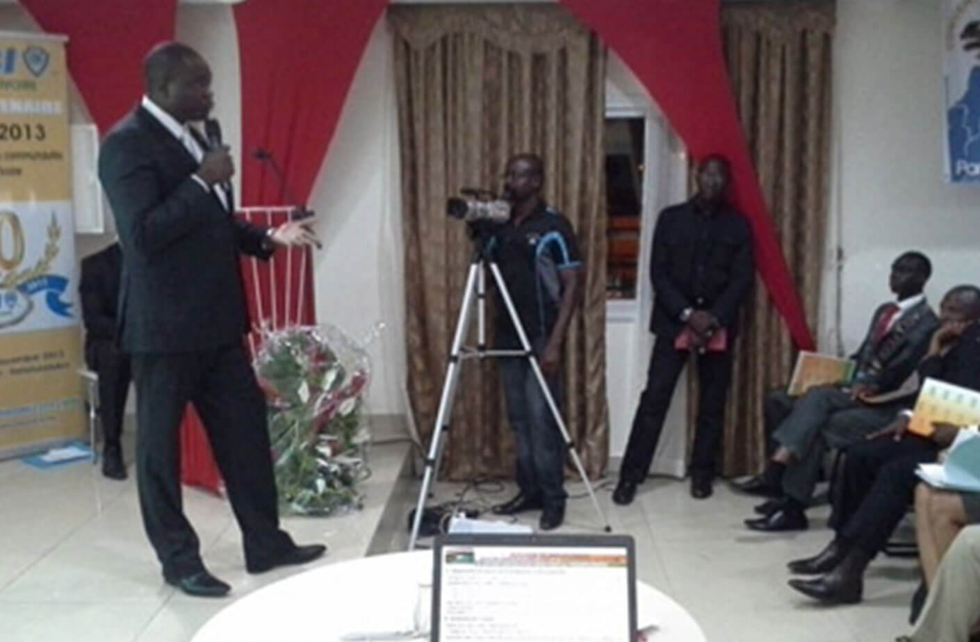 Le Président de l’ANRMP explique le rôle de la société civile dans la transparence du système des marchés publics aux membres de la Jeune Chambre Internationale Côte d’Ivoire – 10 octobre 2013.