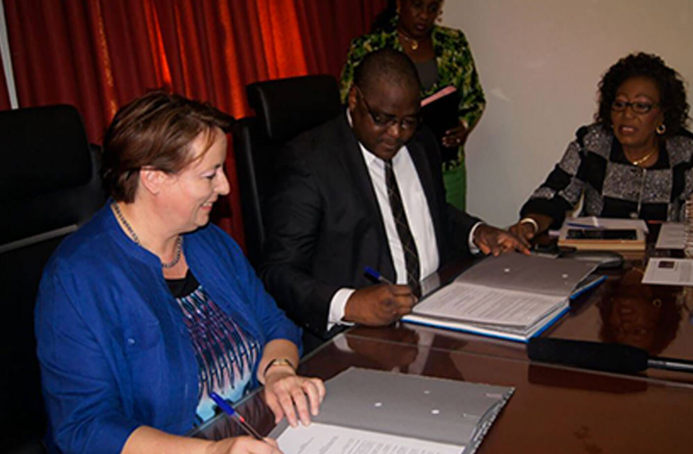 COOPERATION FRANCO-IVOIRIENNE : Signature d’un accord de coopération entre l’Adetef et l’ANRMP, vendredi 18 juillet 2014