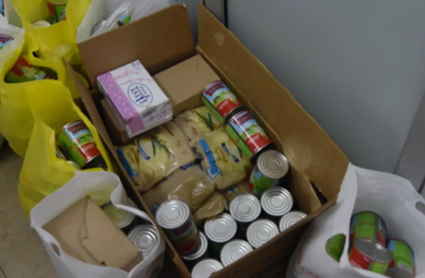 Solidarité a l’occasion du jeûne du Ramadan le Président du Conseil de Régulation de l’Autorité Nationale de Régulation des Marchés Publics offre des vivres aux agents – Lundi 27 avril 2020