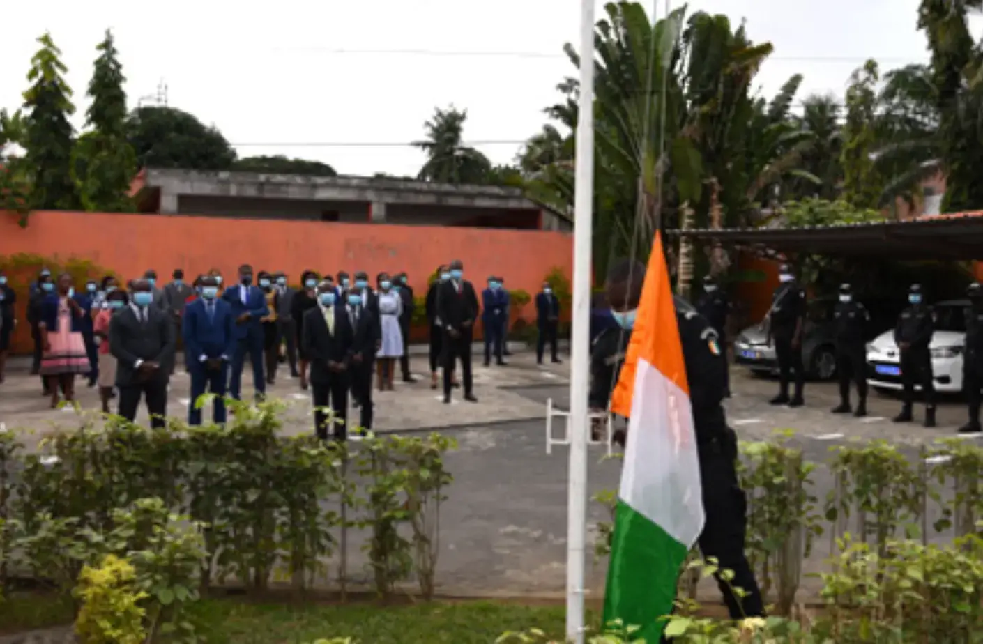 Salut aux couleurs : l’Autorité Nationale de Régulation des Marchés Publics invite ses agents aux respects des symboles de l’Etat – Lundi 07 septembre 2020